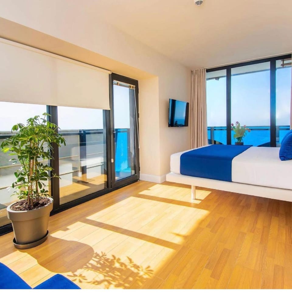 Communal lounge/ TV room, Bed, TV and multimedia, View (from property/room), Living room, Photo of the whole room, Seating area, Evening entertainment, Bedroom, Sea view