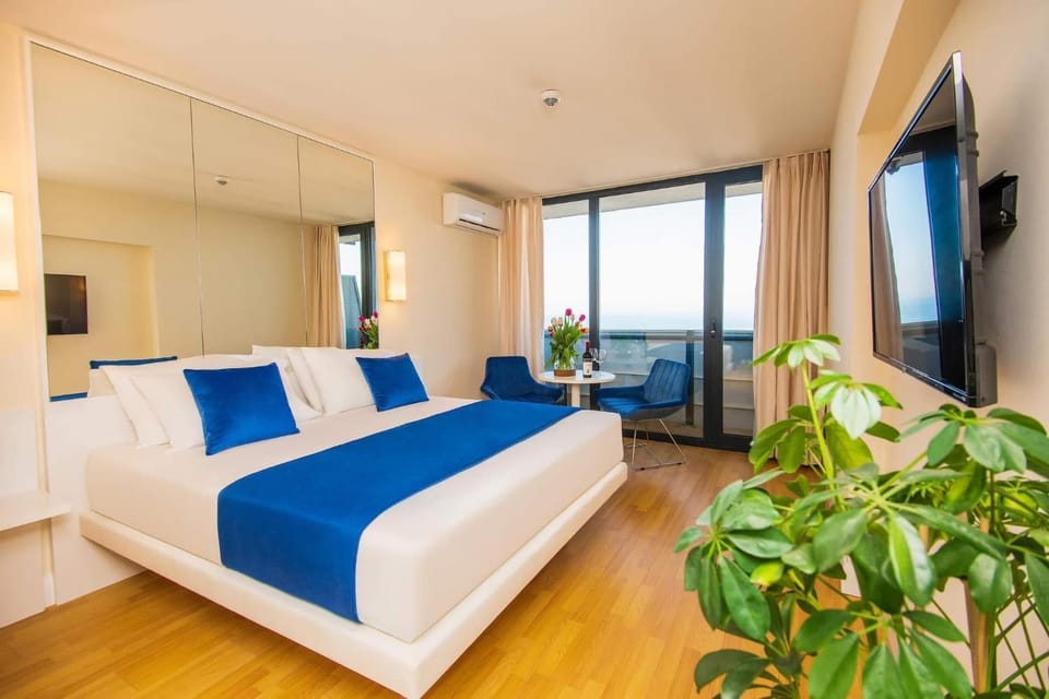 Communal lounge/ TV room, Bed, TV and multimedia, Living room, Photo of the whole room, Seating area, Evening entertainment, Bedroom
