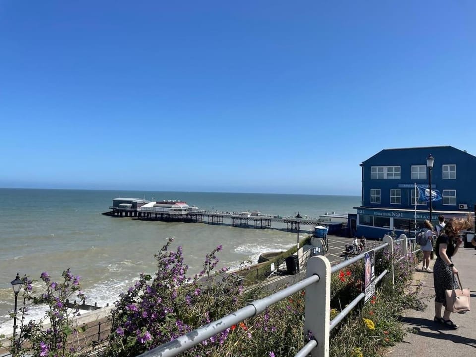 6BR Luxury Beach House Hot Tub & Sea Views House in Cromer