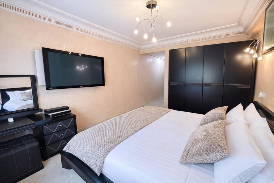 Bed, TV and multimedia, Bedroom