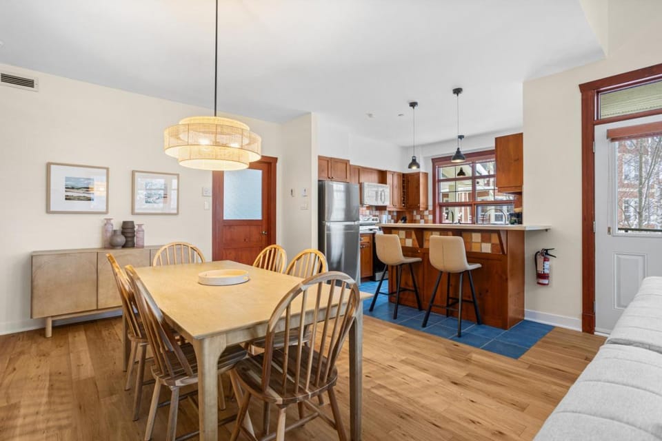 Kitchen or kitchenette, Dining area