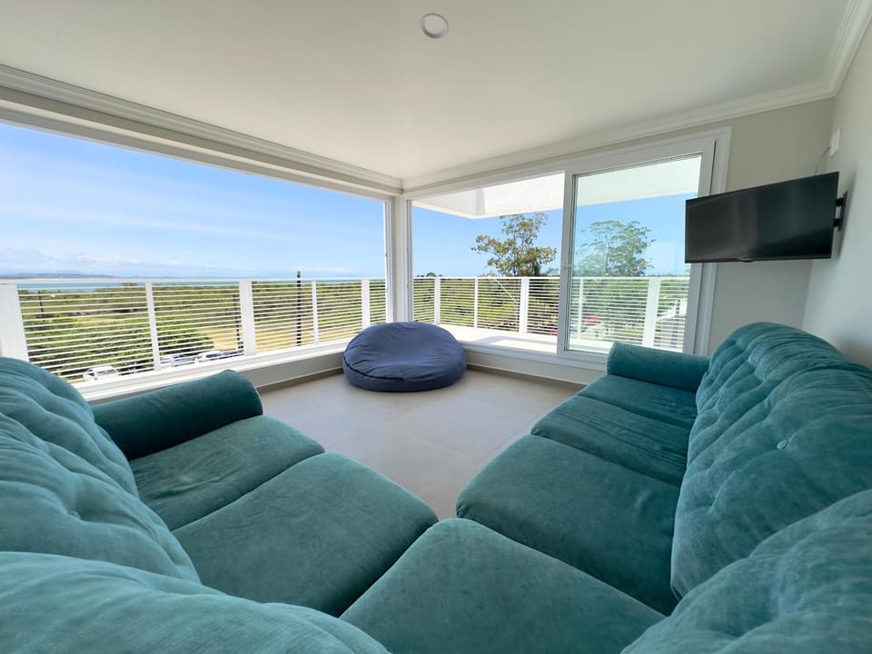 Natural landscape, TV and multimedia, Living room, Seating area