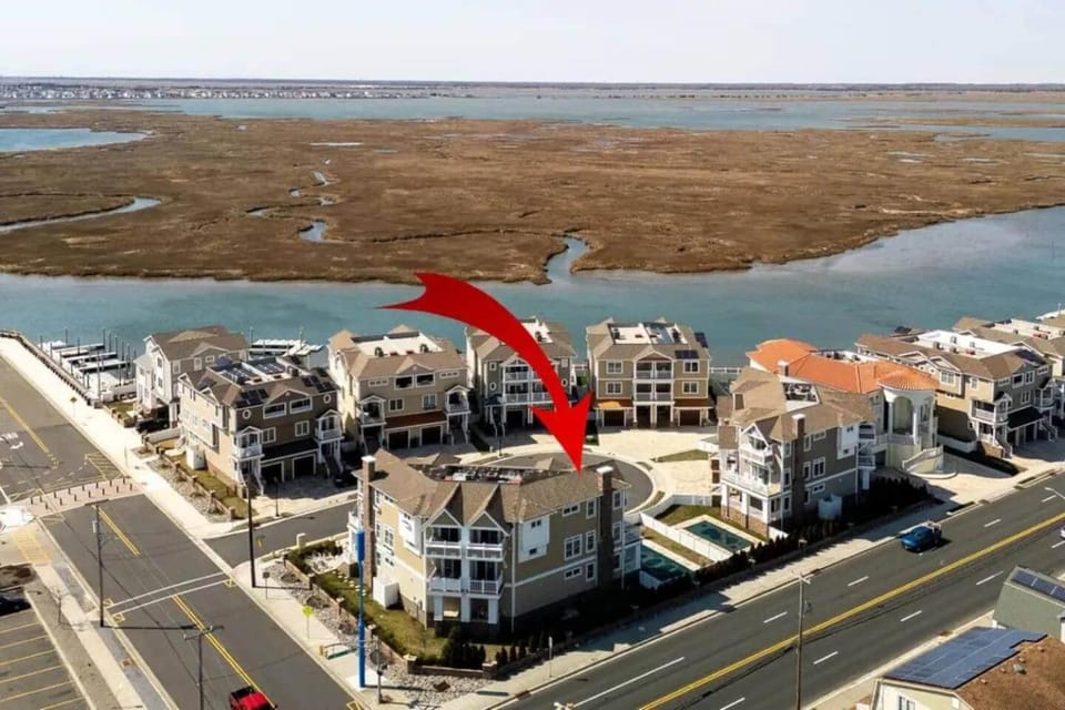 Bay Front Paradise w/Heated Pool House in North Wildwood