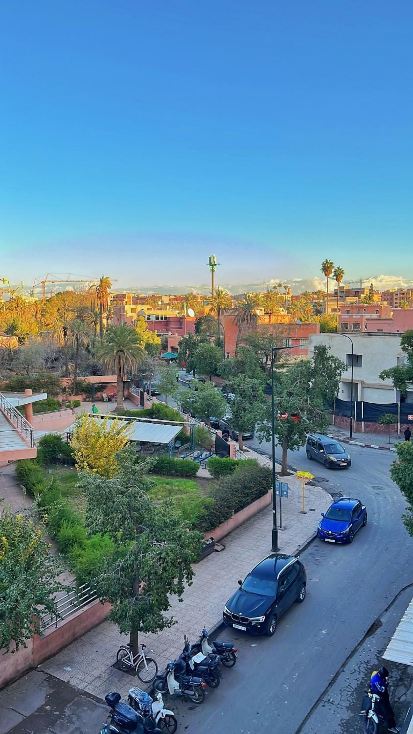 Day, Neighbourhood, City view, Street view, Location, Parking