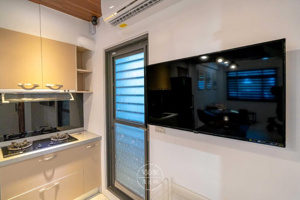 Kitchen or kitchenette, minibar, oven, stove