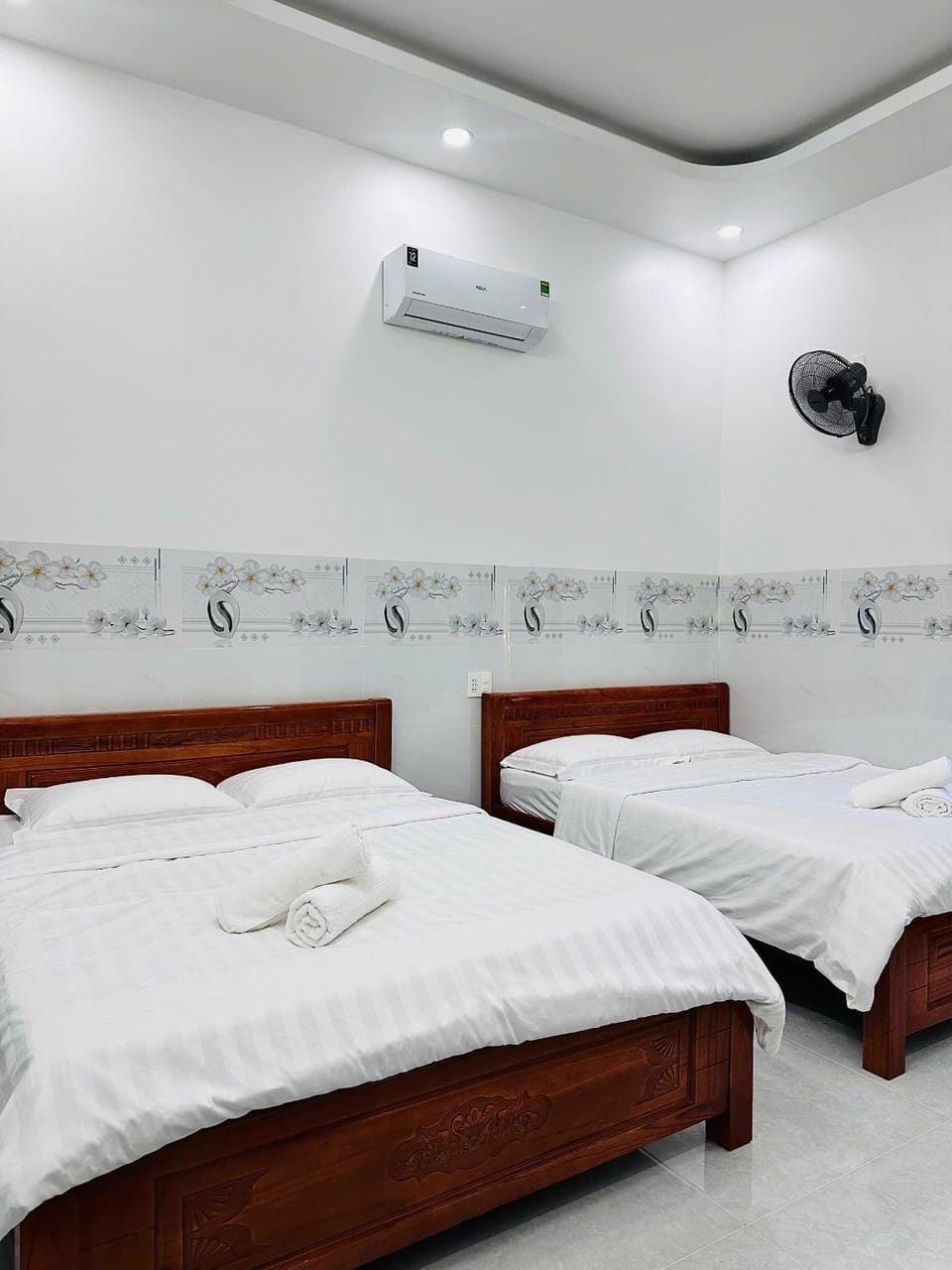 Bed, Photo of the whole room, Bedroom, towels, air conditioner