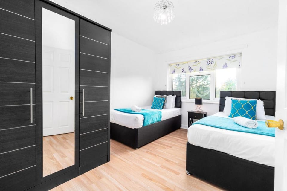 Charming 3 Bed House - Garden - Parking - Wi-Fi Netflix 83BMH House in Solihull