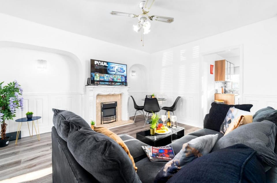 Charming 3 Bed House - Garden - Parking - Wi-Fi Netflix 83BMH House in Solihull
