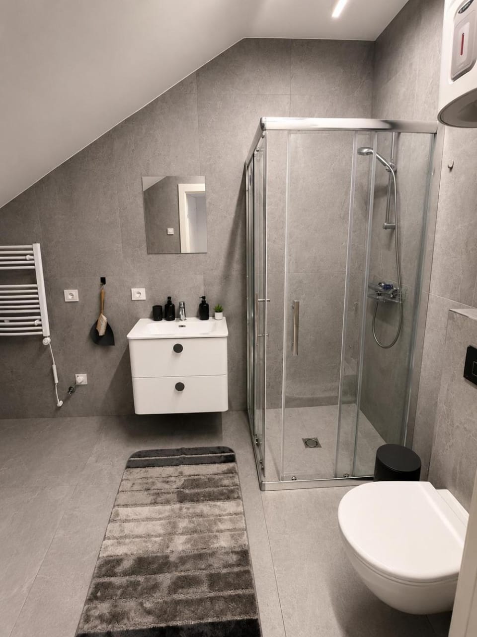 Shower, Toilet, Bathroom, towels