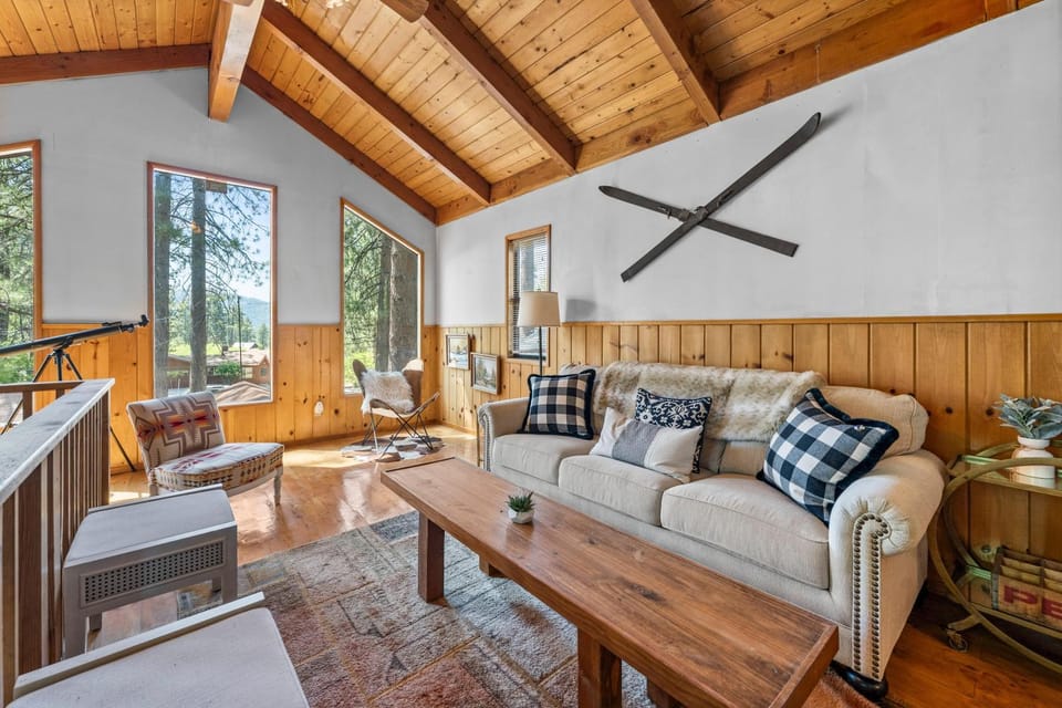 Colibri Cabin - Walk to Lake and Trails Cabin in Big Bear