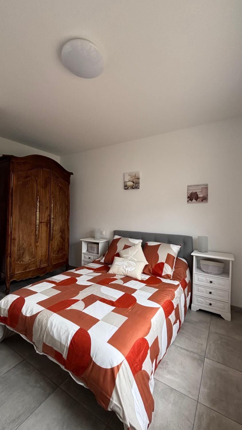 Bed, Photo of the whole room, Bedroom, wardrobe