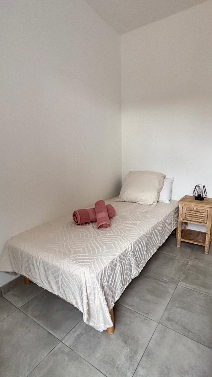 Bed, Bedroom, towels