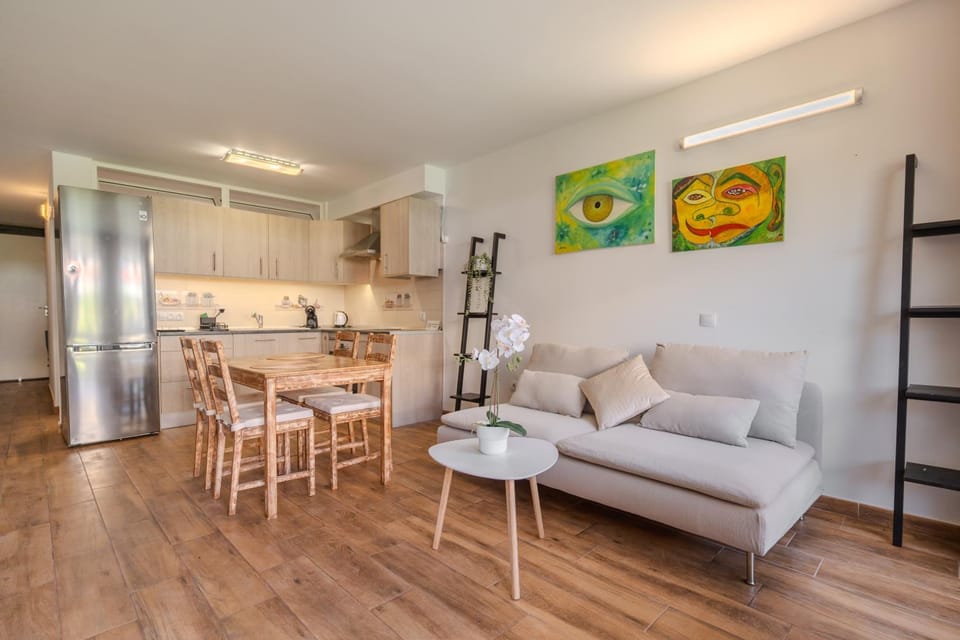 Kitchen or kitchenette, Living room, Seating area, Dining area, oven, stove