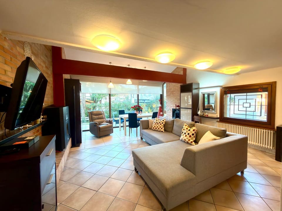 Communal lounge/ TV room, TV and multimedia, Living room, Seating area