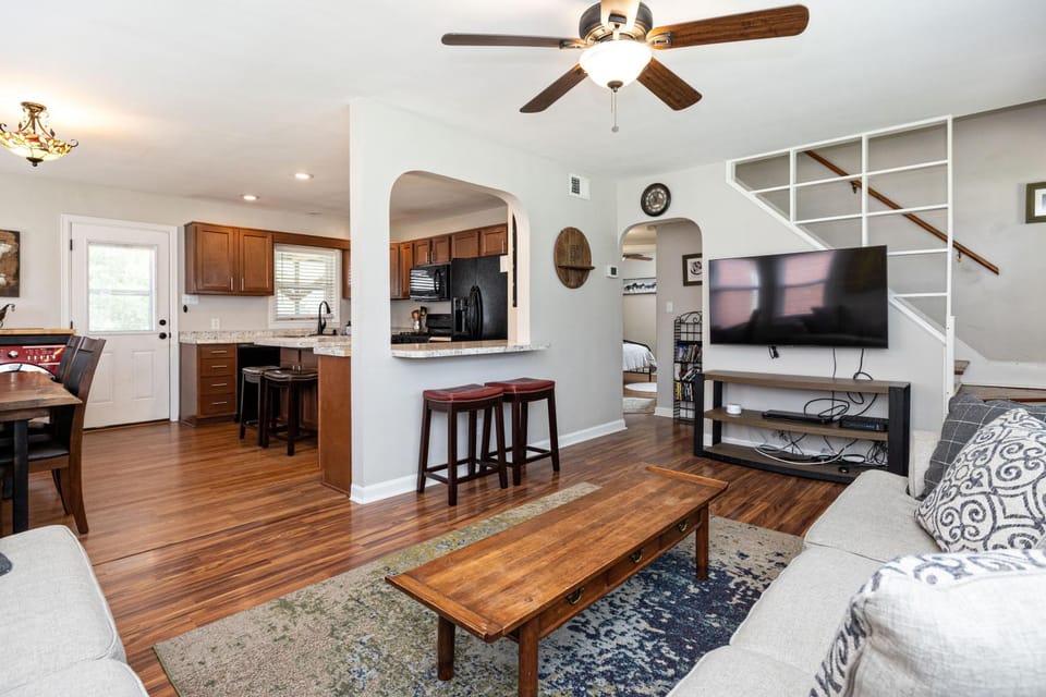 OPEN 4BR2BA Sleeps 8 Near Hwy Covered Deck House in Jefferson County