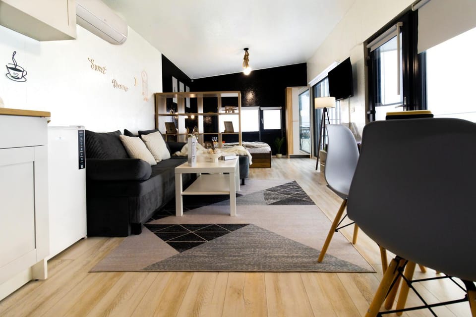 TV and multimedia, Kitchen or kitchenette, Living room, Seating area