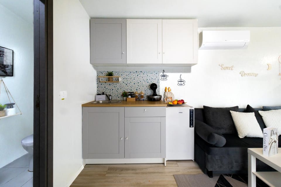 Coffee/tea facilities, Kitchen or kitchenette, Living room, Seating area
