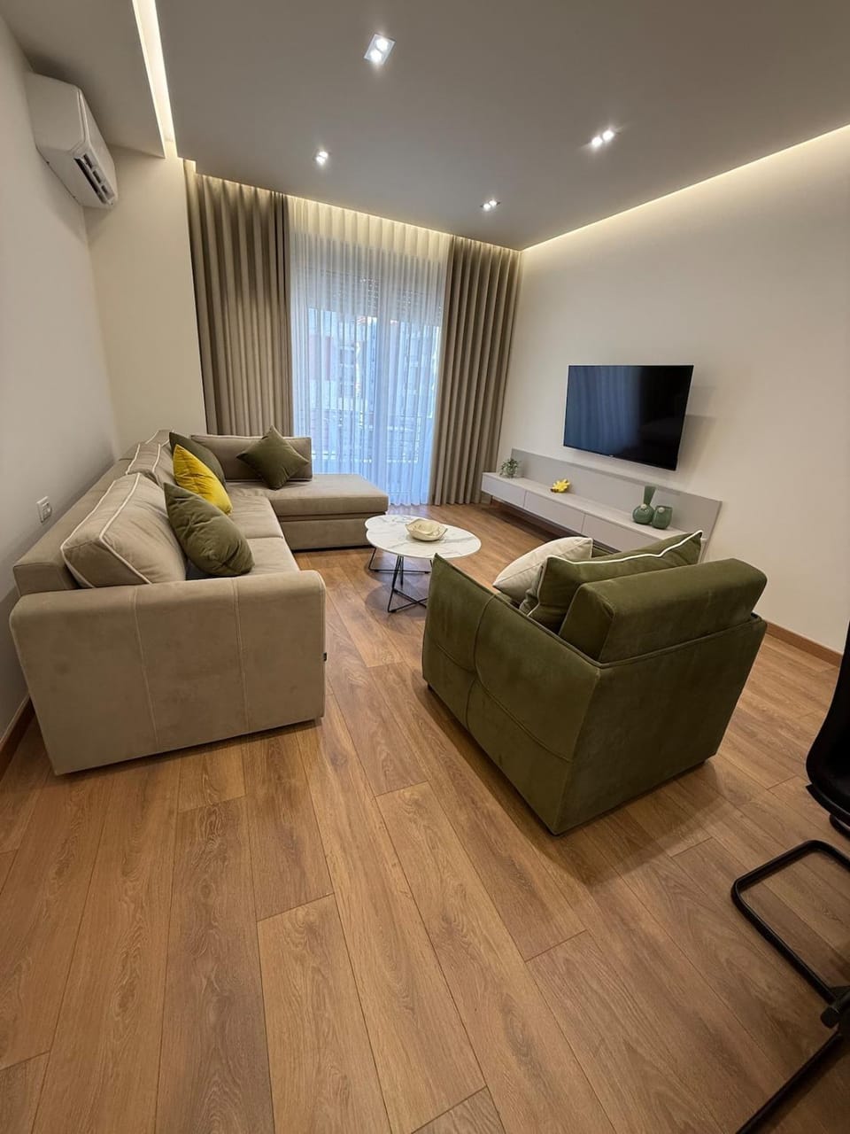 TV and multimedia, Living room, Seating area, Evening entertainment