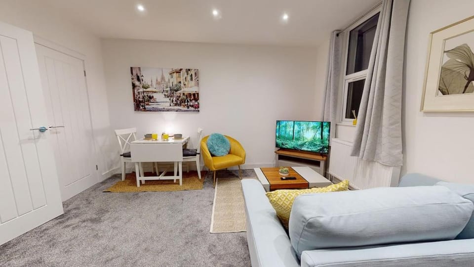 1 Bed Ground Floor Flat in Historic Rochester Apartment in Rochester