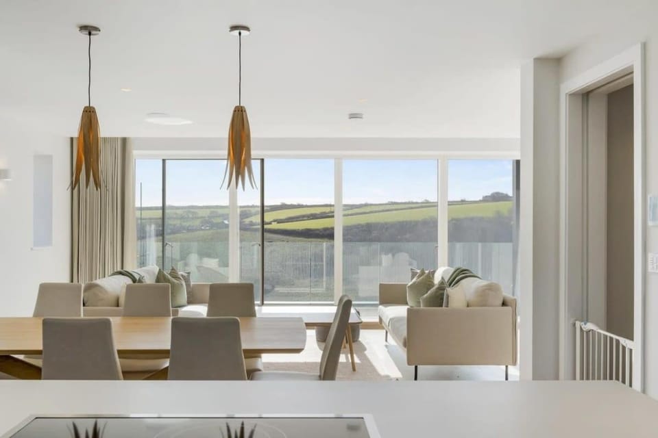 Modern Home with Stunning Gannel Estuary Views House in Newquay