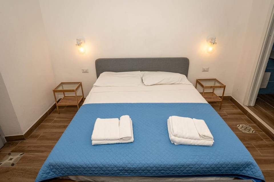 Bed, Bedroom, towels