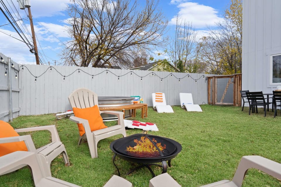 Family Escape Near AUS Games, Pool, EV Charger Apartment in Montopolis