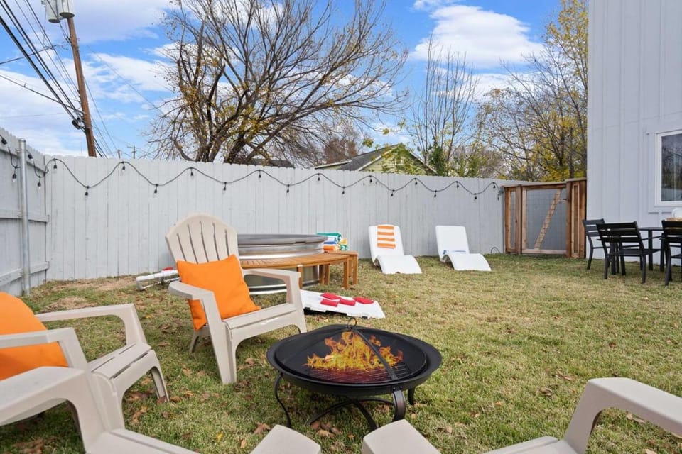 Family Escape Near AUS Games, Pool, EV Charger Apartment in Montopolis