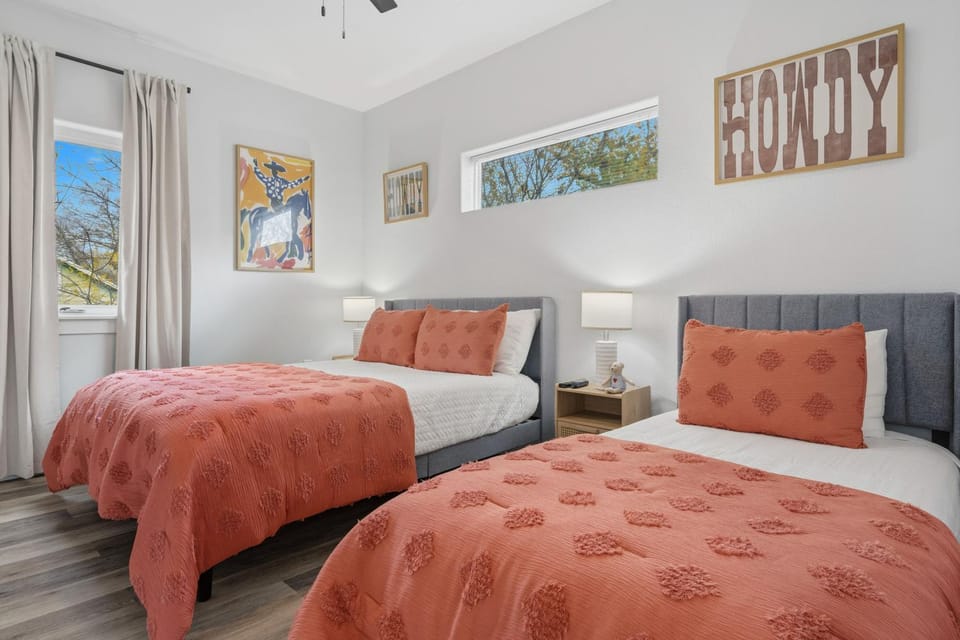 Family Escape Near AUS Games, Pool, EV Charger Apartment in Montopolis