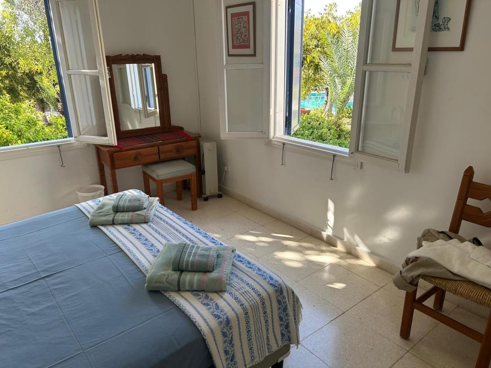 Bedroom, towels