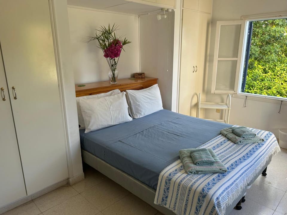 Bed, Bedroom, towels, wardrobe