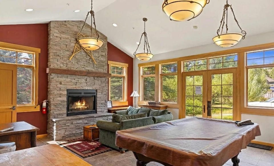 Big Sky Getaway - Fireplace Pool Access House in Big Sky