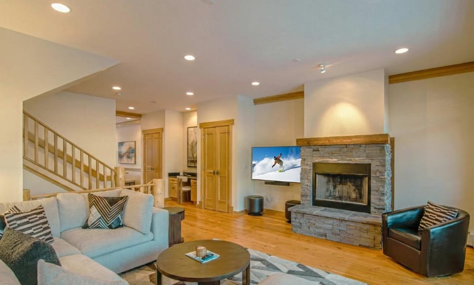 Big Sky Getaway - Fireplace Pool Access House in Big Sky