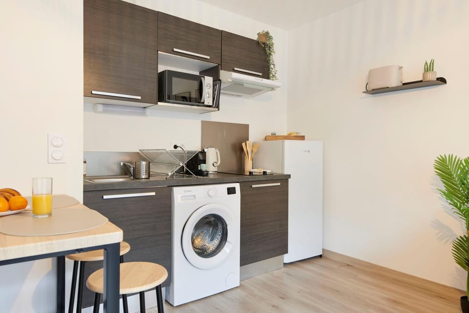 Breakfast, stove, washing machine, kitchen