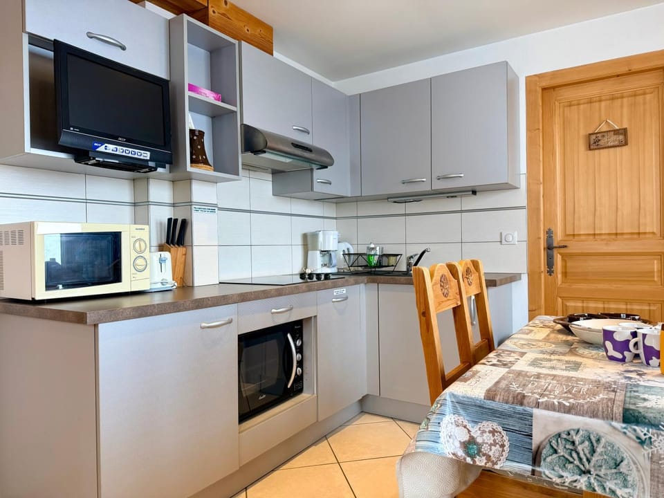 TV and multimedia, Coffee/tea facilities, Kitchen or kitchenette, Dining area, oven, toaster