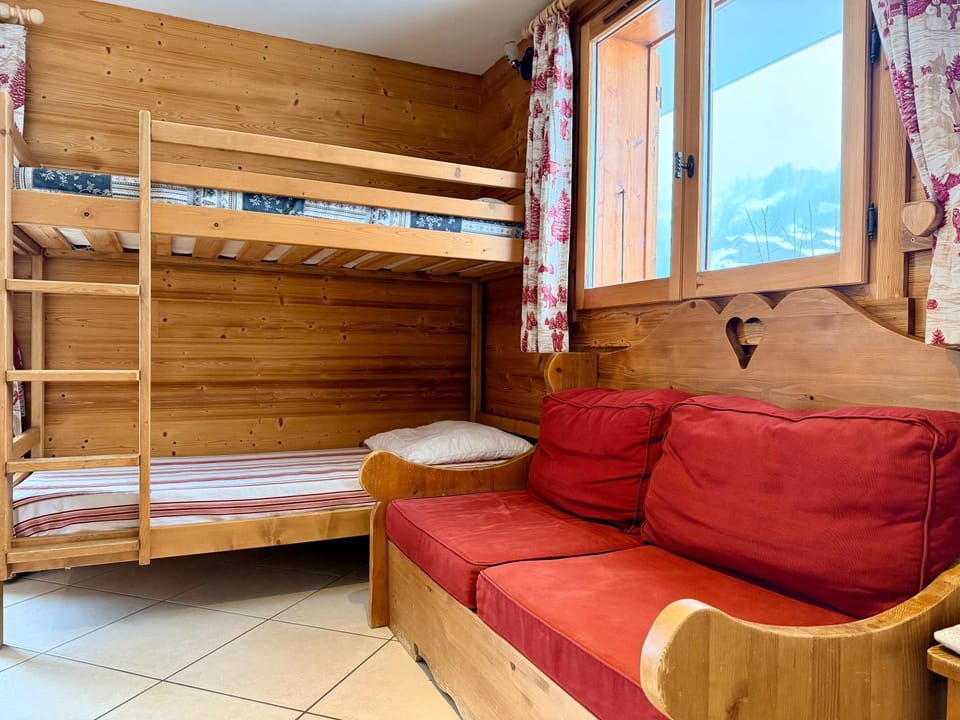 Living room, bunk bed