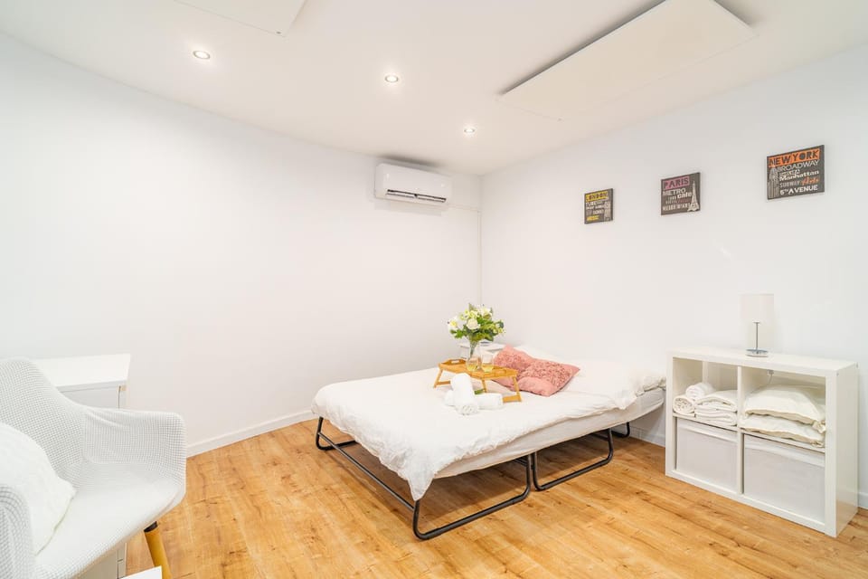 Bed, Living room, Photo of the whole room, Seating area, Dining area, Bedroom, towels, air conditioner