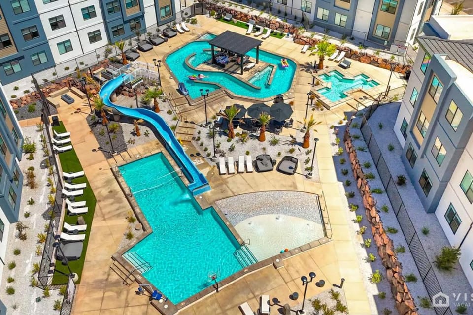 Coral Springs H5 - Ground Level, Poolside, with BBQ Apartment in Washington