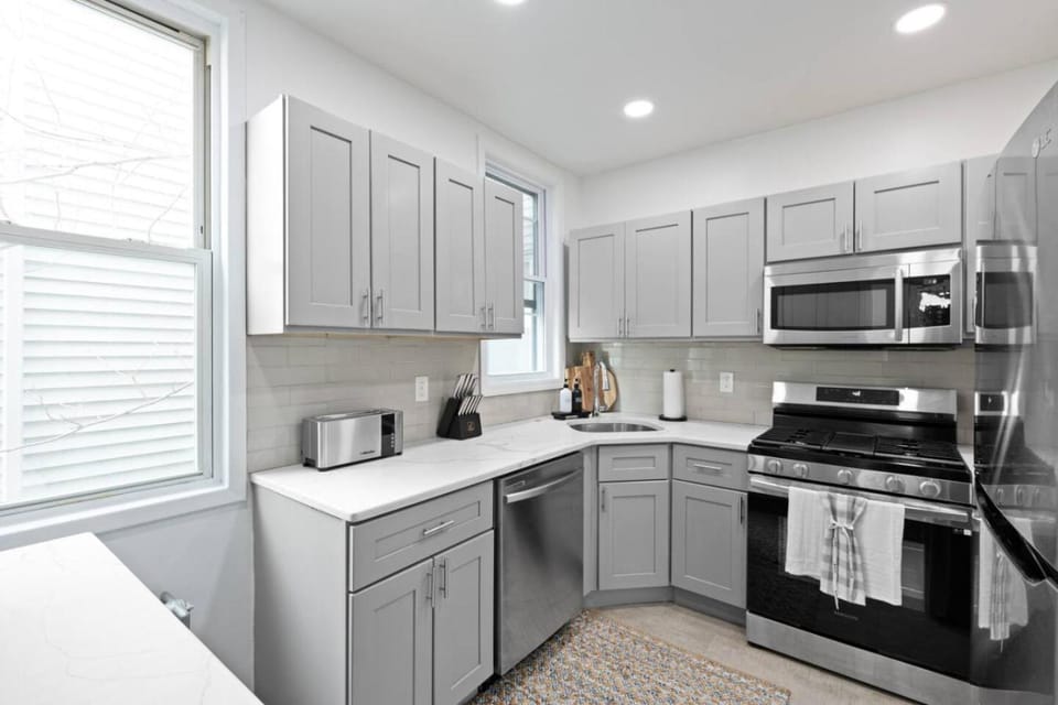 Kitchen or kitchenette, dishwasher, stove