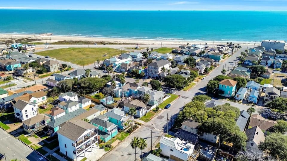 Nearby landmark, Neighbourhood, Natural landscape, Beach, City view, Sea view, Street view
