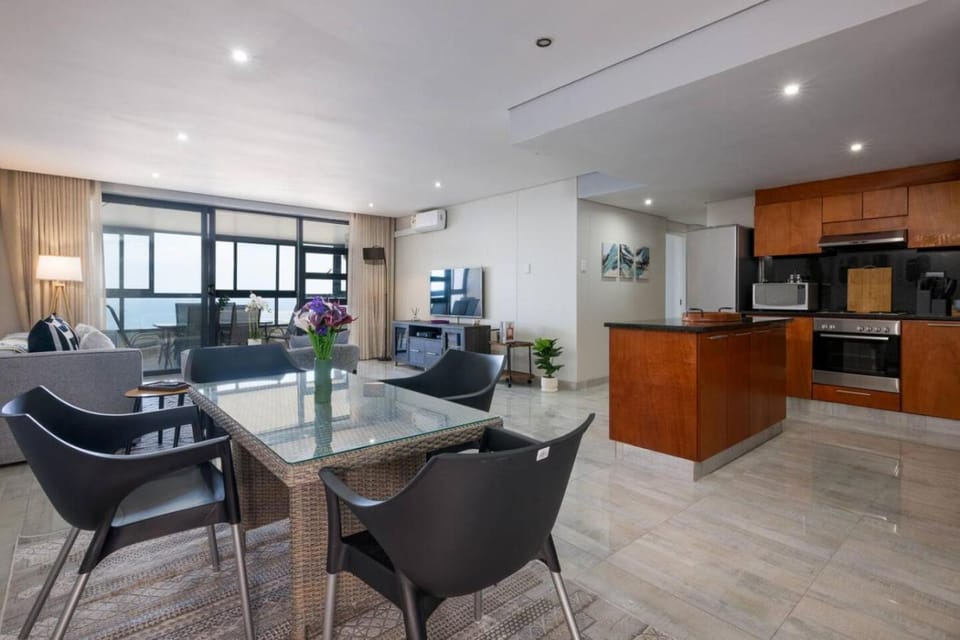 Kitchen or kitchenette, Living room, Seating area, Dining area, stove