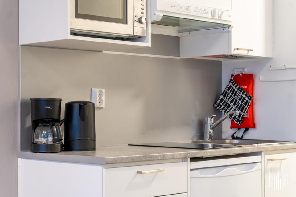Coffee/tea facilities, Kitchen or kitchenette, microwave, stove