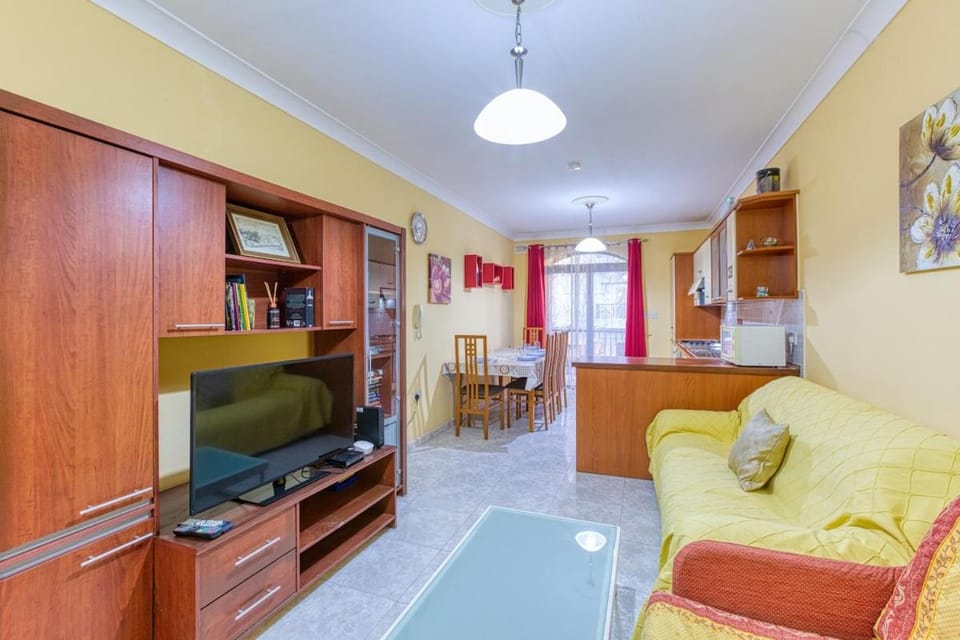 Vibrant Family Apartment for 7 with Balcony Apartment in Saint Paul's Bay