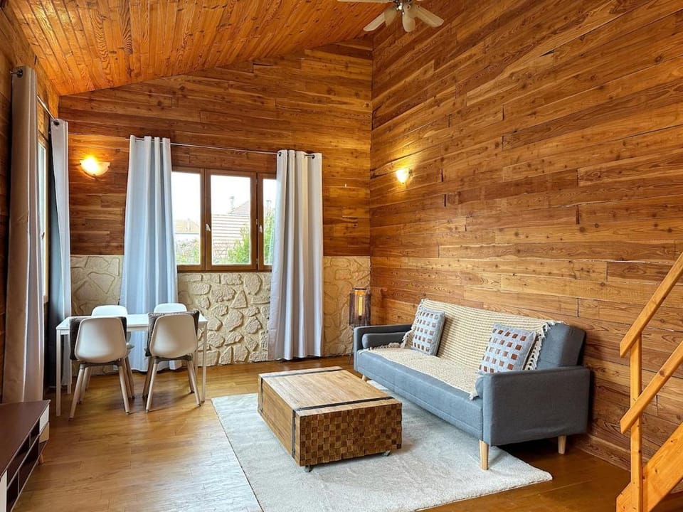 Duplex Chalet style private yard 150m to RER Apartment in Île-de-France