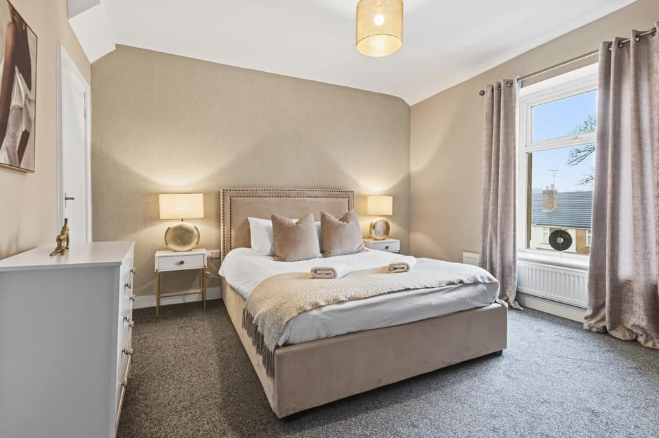 Bed, Photo of the whole room, Bedroom