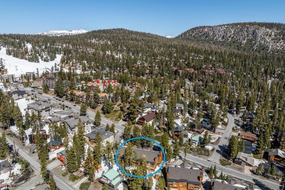 Day, Neighbourhood, Natural landscape, Bird's eye view, Winter, Skiing, Mountain view