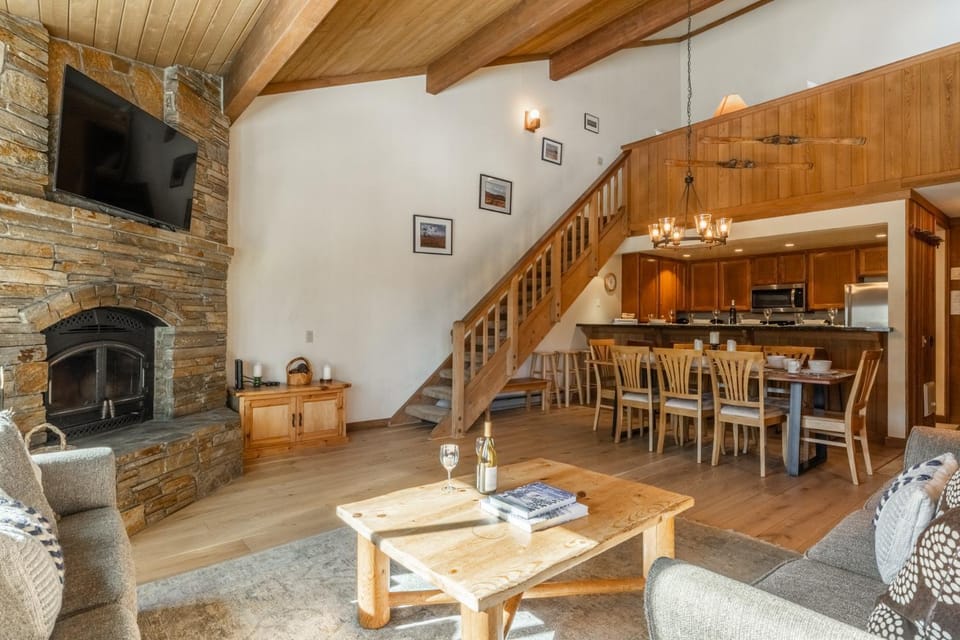 Day, TV and multimedia, Kitchen or kitchenette, Living room, Seating area, Dining area, fireplace, furniture