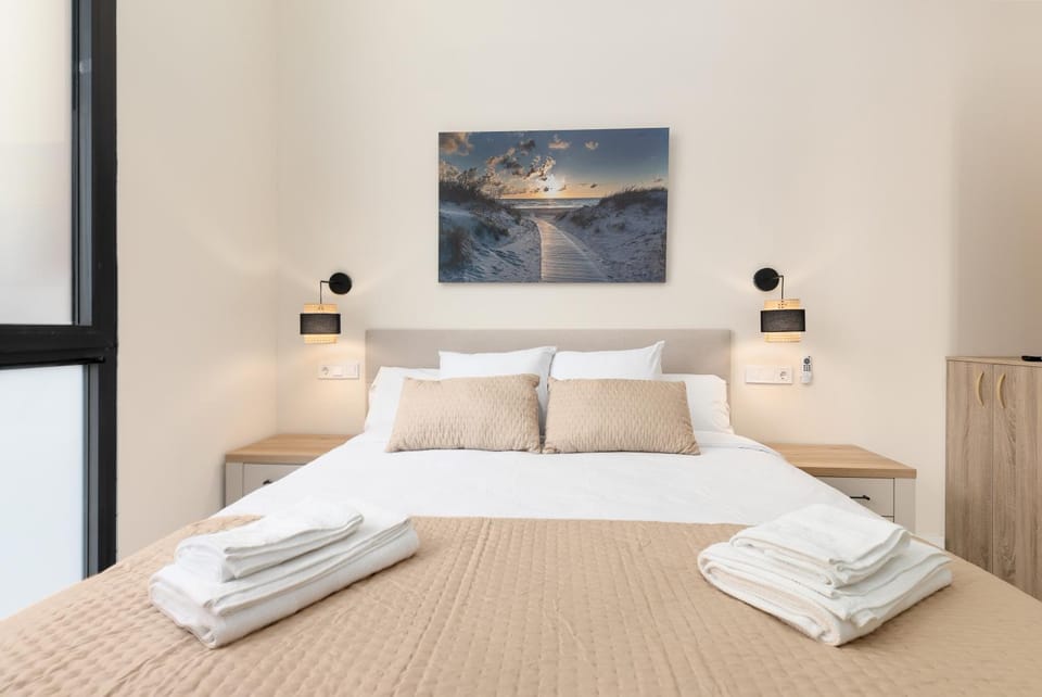Bed, Photo of the whole room, towels