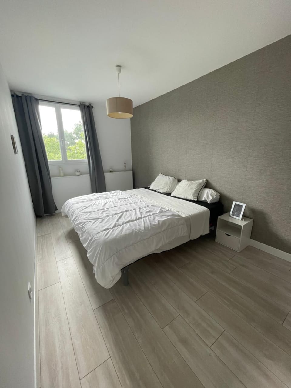 Chambre meublée avec dressing dans un grand appartement tout équipé au pied du tram cher habitant Vacation rental in Nouvelle-Aquitaine