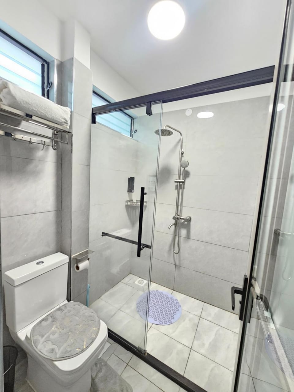 Shower, Toilet, Bathroom, towels