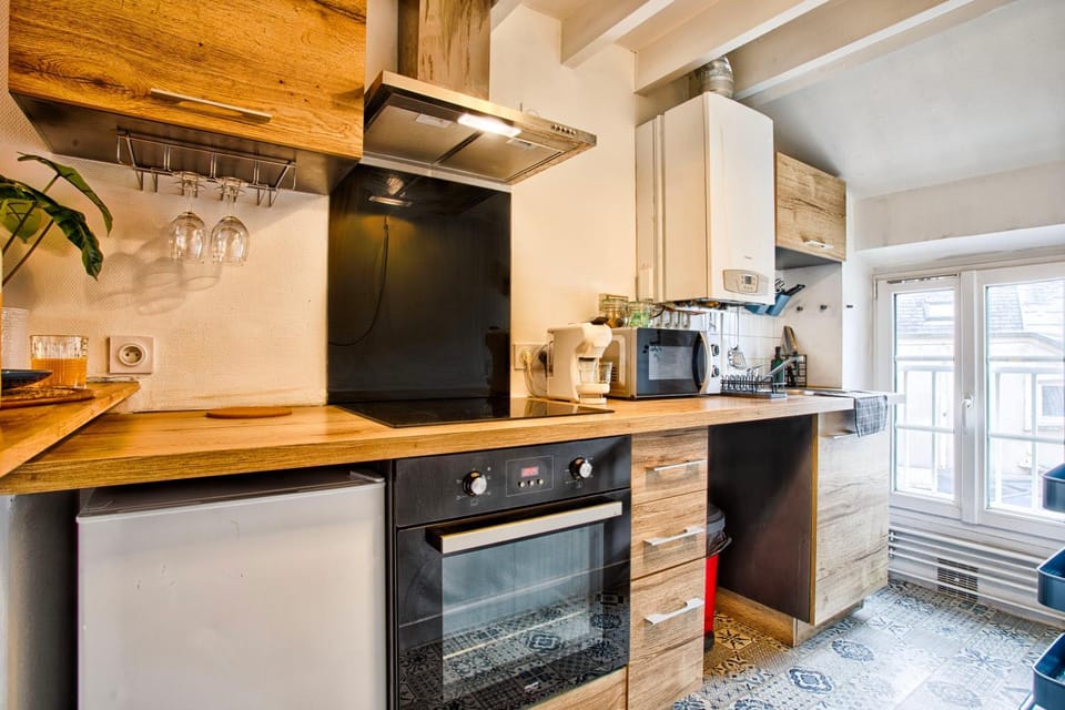 Coffee/tea facilities, Kitchen or kitchenette, microwave, oven, stove